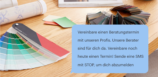 SMS-Blase vor dem Schreibtisch eines Innenarchitekten