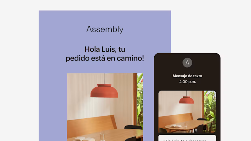 Un comedor moderno con mesas de madera, sillas negras y lámparas colgantes de coral. Al fondo se ve una ventana con vegetación.